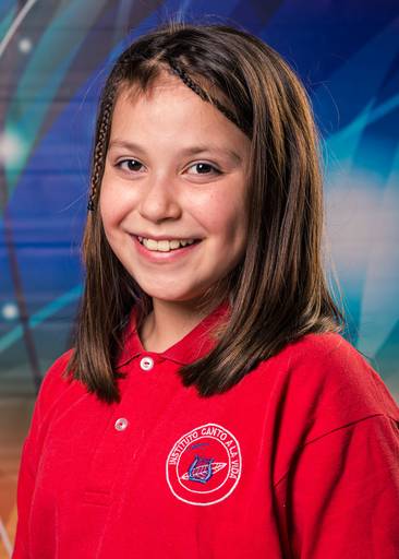 Niña sonríe en su recuerdo escolar 2020, tiene una trenza y remera roja del Instituto Canto a la vida. La mejor foto escolar. Marcos Pasquare Fotografía escolar.