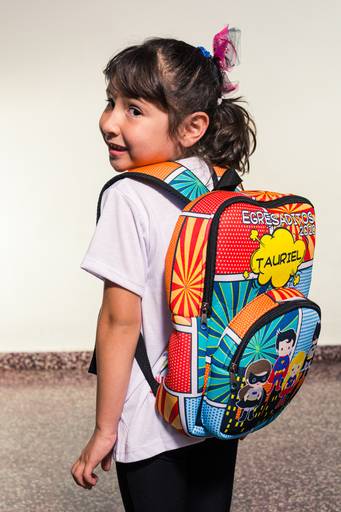 Retrato de egresadita de sala de 5 años con su mochila. Niña posa para un retrato ocurrente. Marcos Pasquare Fotografía escolar.