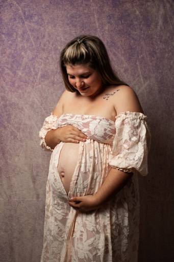 embarazada vestida estilo romántico, en interior