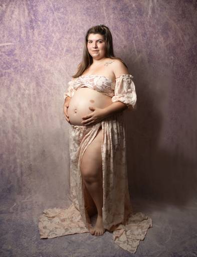 embarazada vestida estilo romántico, en interior