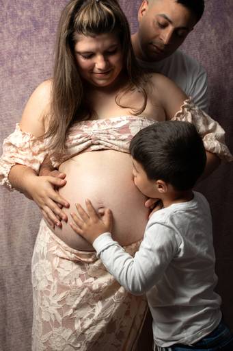 embarazada con su pareja e hijo
