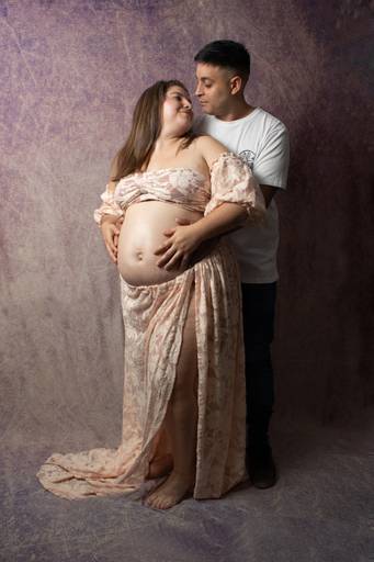 embarazada vestida estilo romántico, en interior , con su pareja
