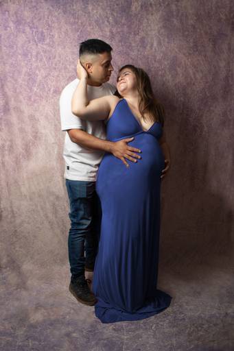 embarazada  en interior , con su pareja