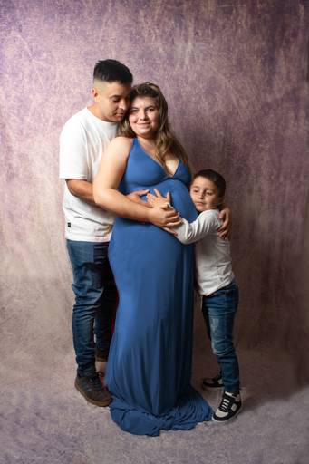 embarazada con su pareja e hijo
