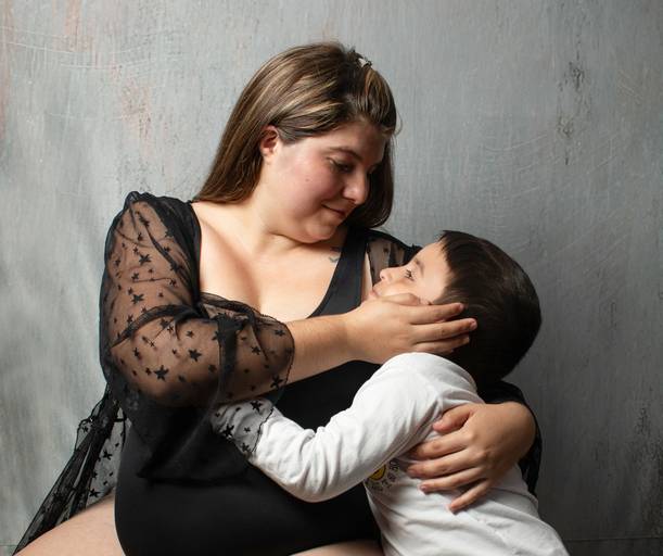 embarazada con su hijo