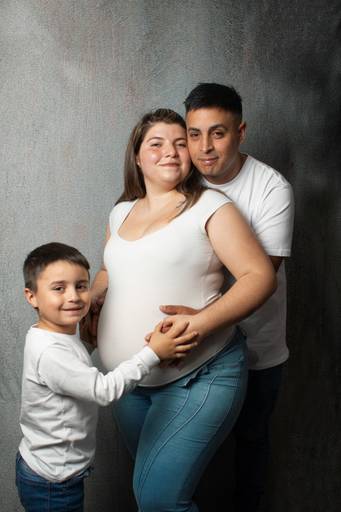 embarazada con su pareja e hijo