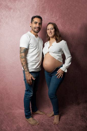 embarazada y su pareja  ropa casual,, en interior