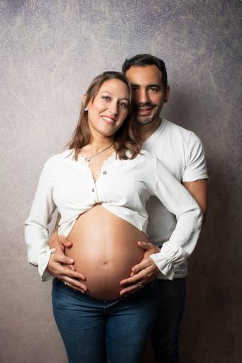 embarazada y su pareja  ropa casual,, en interior