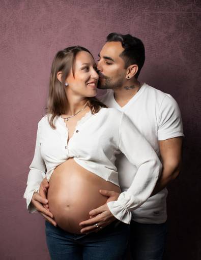 embarazada y su pareja  ropa casual,, en interior