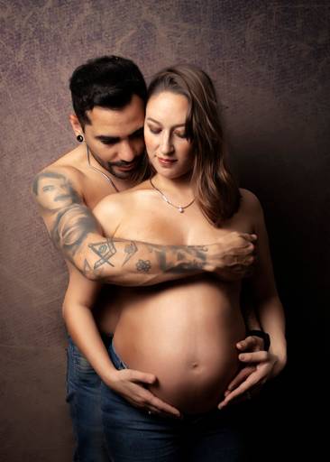 embarazada y su pareja  semi desnudos, en interior