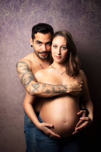 embarazada y su pareja  semi desnudos, en ionterior