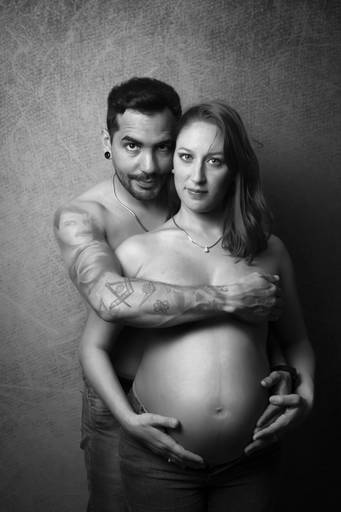 embarazada y su pareja  semi desnudos blanco y negro, en interior