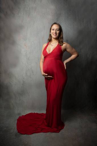 embarazada con vestido rojo al cuerpo en interior