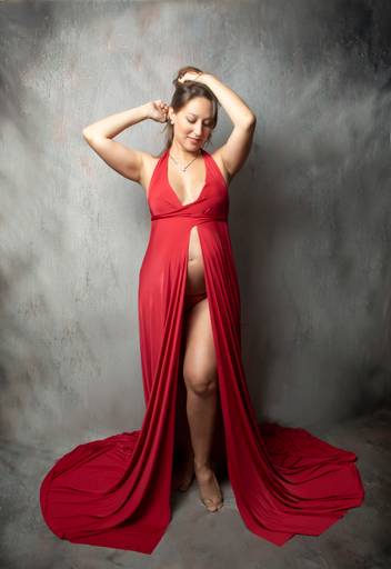 embarazada con vestido rojo  en interior