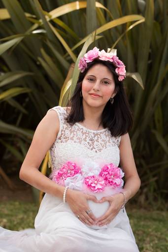 embarazada de frente sentada medio cuerpo, en exterior