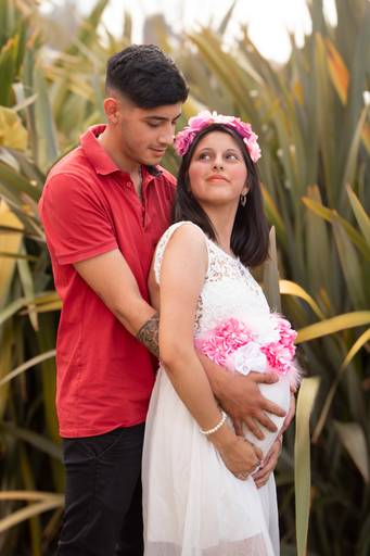 embarazada y su pareja en exterior
