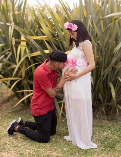 embarazada y su pareja en exterior