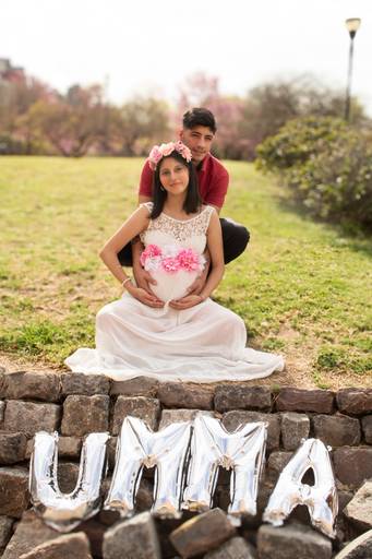 embarazada y su pareja en exterior