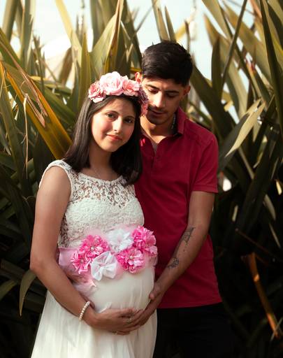 embarazada y su pareja en exterior