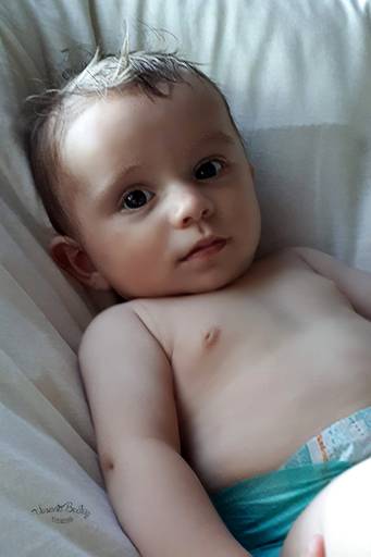 retrato de bebe sobre puf blanco