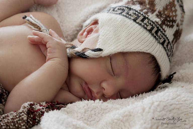 newboen - Bebe con capuchica coya