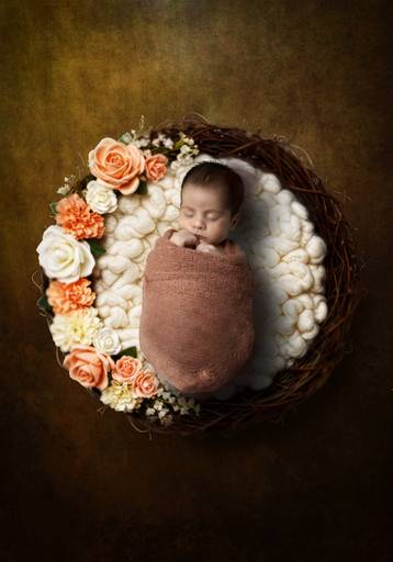 Newborn -Bebé en nido con flores
