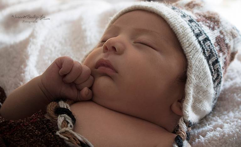 newboen - Bebe con capuchica coya