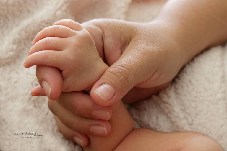 newborn - manito de bebe con mano de mama