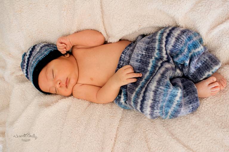 newborn - Bebe con pantaloncito y gorro cuadrille