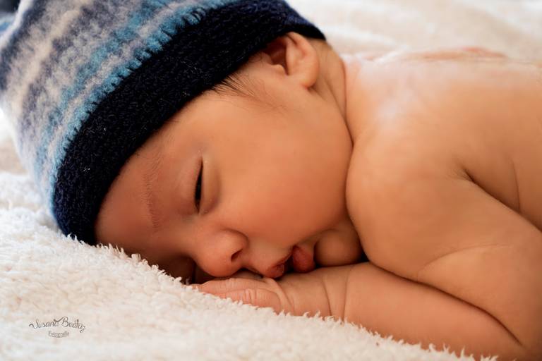 newborn - bebe boca abajo de perfil