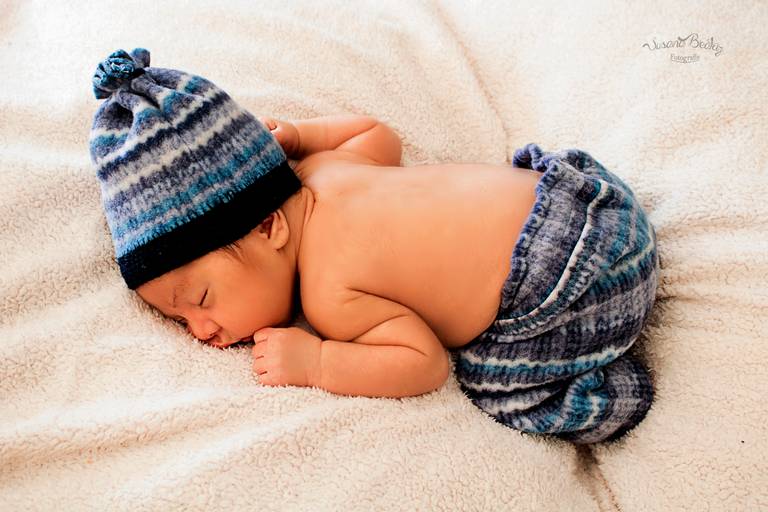 newborn - Bebe con pantaloncito y gorro cuadrille