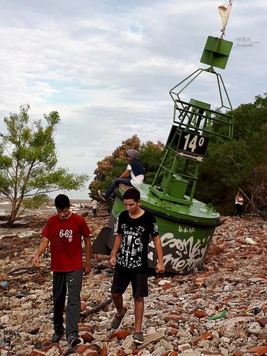 niños jugando en la playa