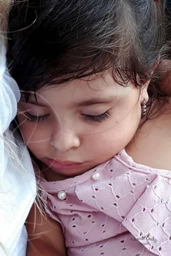 niña dormida en brazos de la madre