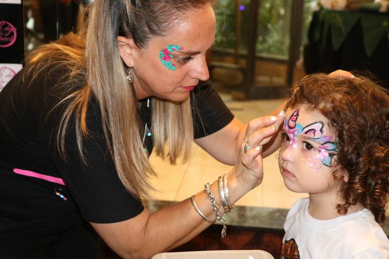 chica maquillando a una niña