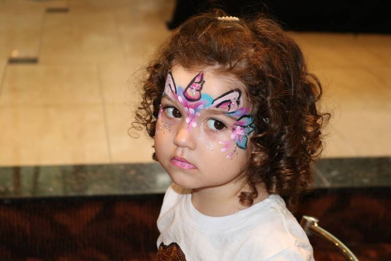 retrato infantil, niña con maquillaje infantil