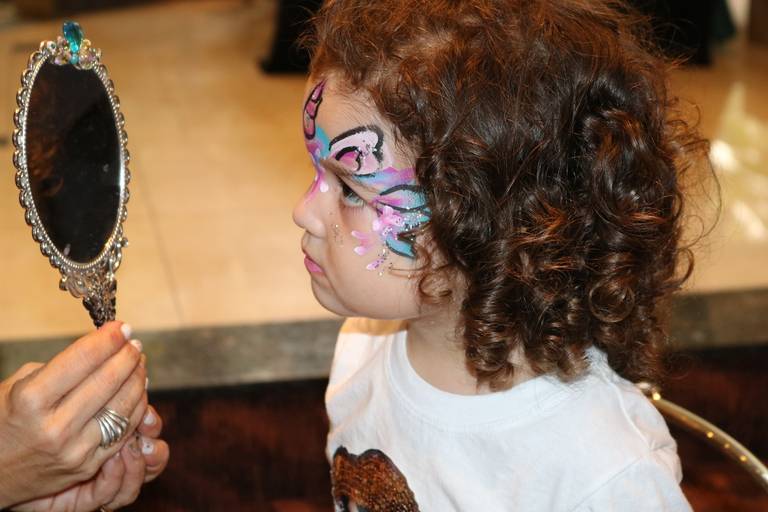 retrato infantil, niña con maquillaje infantil