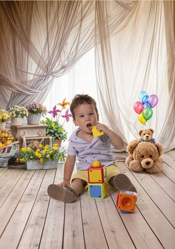 bebe sentado con juguetes