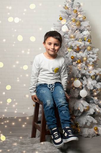 niño sesión navideña, árbol blanco