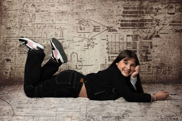 Niña recostada boca abajo fine art