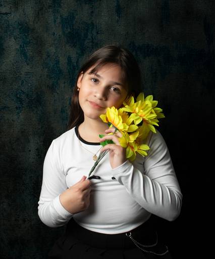 Retrato de niña con flores fine art