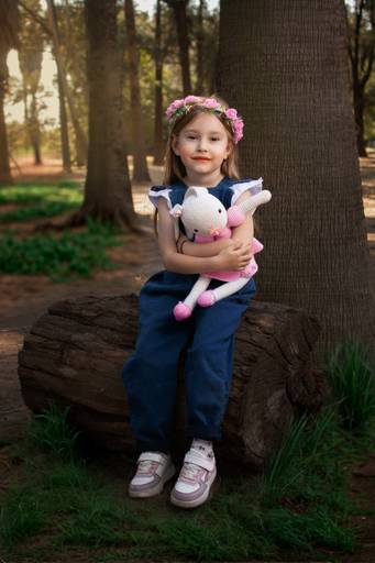 niña en un bosque con una cesta con un peluche fine art