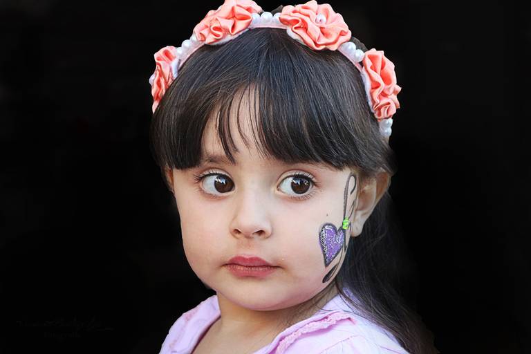 retrato infantil, niña con maquillaje infantil