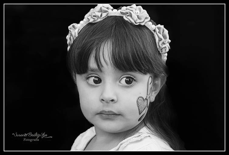 retrato infantil, niña con maquillaje infantil