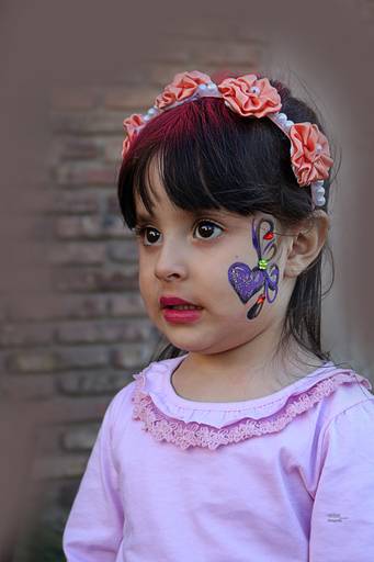 retrato infantil, niña con maquillaje infantil