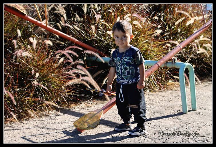 niño jugando en sube y baja