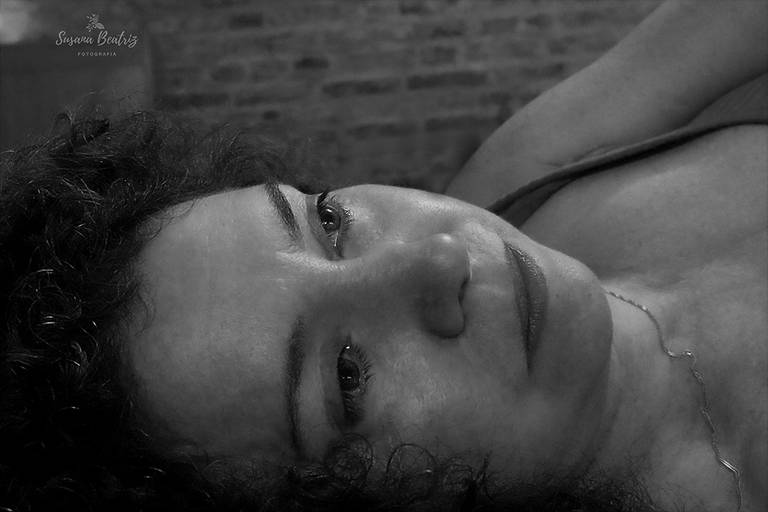 retrato chica acostada