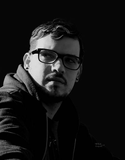 retrato joven con lentes , clave baja - low key