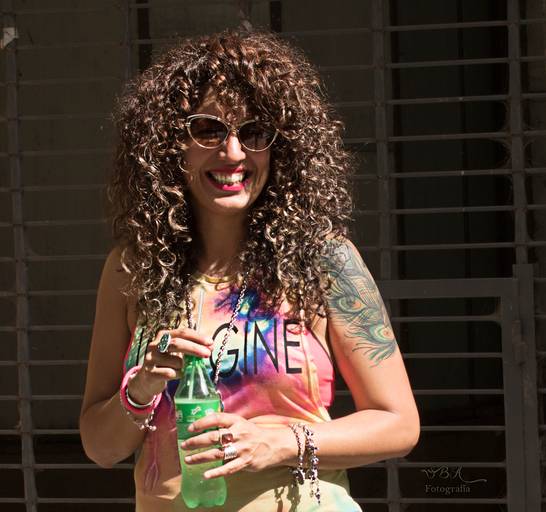 retrato joven con rulos, lentes y ropa colorida