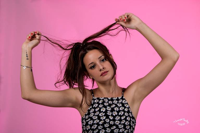 retrato chica agarrándose el pelo