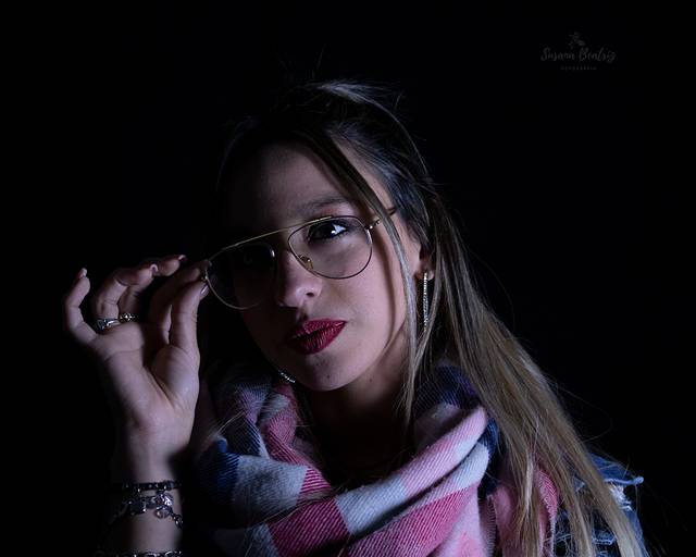 retrato chica con lentes, clave baja